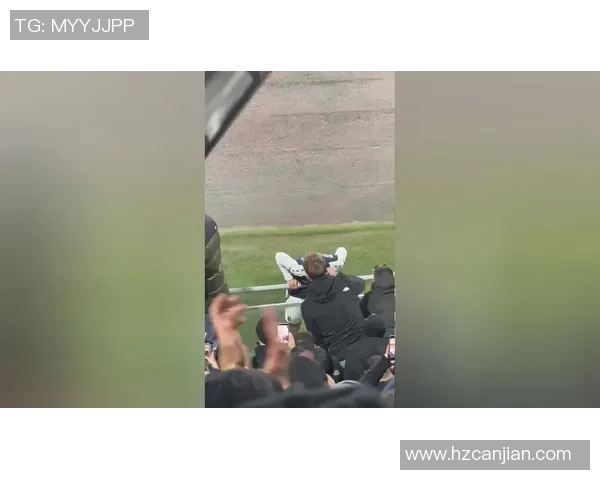 球迷在看台上表白成功，现场掌声雷动